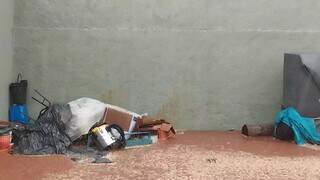 Máquina da prefeitura escava terreno e abre caminho para chuva destruir muros Máquina da prefeitura escava terreno e abre caminho para chuva destruir muros