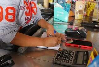 Comerciantes improvisam com papel e caneta ap&oacute;s segundo apag&atilde;o da semana
