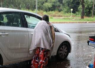Nem chuva deu trégua para quem precisa vender morango: “A gente não pode parar” Nem chuva deu trégua para quem precisa vender morango: “A gente não pode parar”
