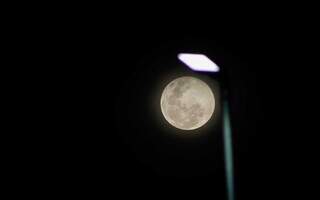 Mesmo com nuvens, superlua aparece no c&eacute;u de Campo Grande