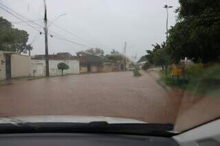 Ventania de 43 km/h derruba &aacute;rvores e provoca apag&atilde;o em bairros da Capital