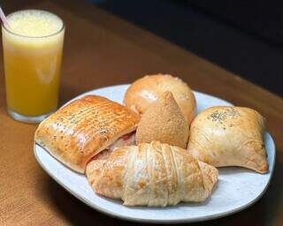 Marilei e Valdinei trocaram empregos para vender 1.500 salgados por dia Marilei e Valdinei trocaram empregos para vender 1.500 salgados por dia