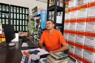 Comerciantes improvisam com papel e caneta ap&oacute;s segundo apag&atilde;o da semana