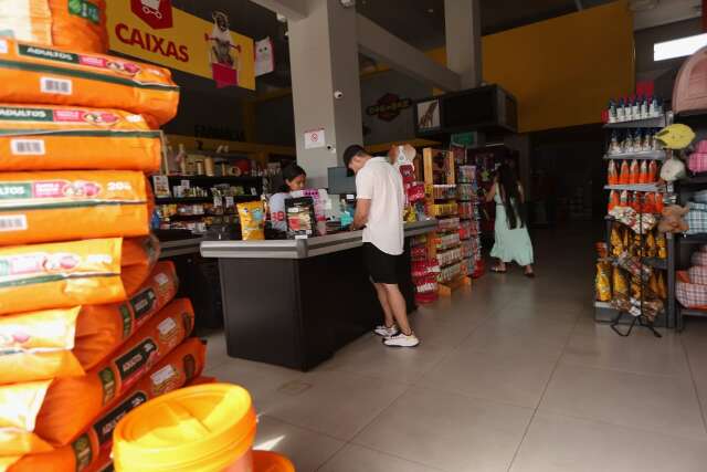 Comerciantes improvisam com papel e caneta ap&oacute;s segundo apag&atilde;o da semana