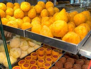 Marilei e Valdinei trocaram empregos para vender 1.500 salgados por dia Marilei e Valdinei trocaram empregos para vender 1.500 salgados por dia