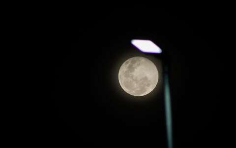 Mesmo com nuvens, superlua aparece no c&eacute;u de Campo Grande