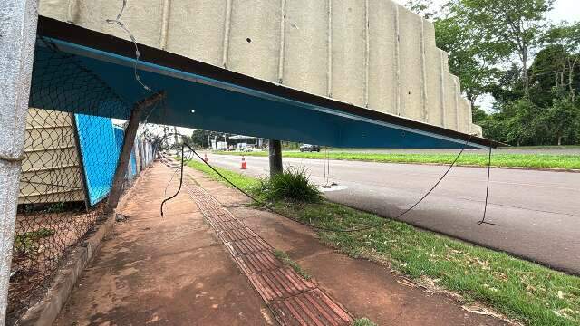 Com ventania, piscina fica suspensa em grade na avenida Guaicurus