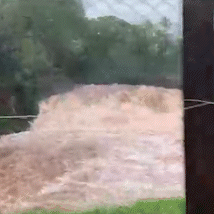 V&iacute;deos mostram for&ccedil;a da &aacute;gua em c&oacute;rrego e pra&ccedil;a ap&oacute;s temporal