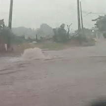 Ventos atingem 78 km/h, destalham casas, derrubam energia e &aacute;gua inunda avenidas