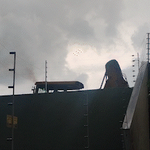 M&aacute;quina da prefeitura escava terreno e abre caminho para chuva destruir casas