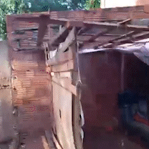 &ldquo;A chuva levou tudo&rdquo;: fam&iacute;lia perde barraco e fica sem teto no Aero Rancho
