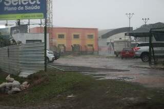 Chuva alaga parte da Av. Ministro João Arinos e derruba portão Chuva alaga parte da Av. Ministro João Arinos e derruba portão