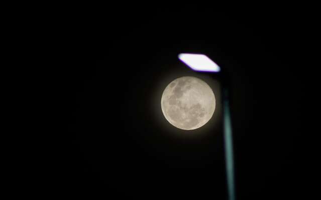 Mesmo com nuvens, superlua aparece no c&eacute;u de Campo Grande