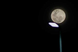 Mesmo com nuvens, superlua aparece no c&eacute;u de Campo Grande