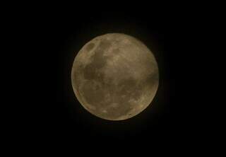 Mesmo com nuvens, superlua aparece no c&eacute;u de Campo Grande