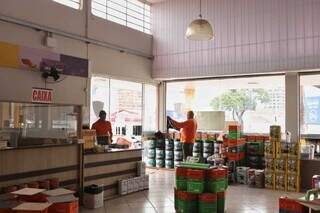 Comerciantes improvisam com papel e caneta ap&oacute;s segundo apag&atilde;o da semana