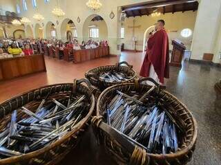 Mais de mil canetas s&atilde;o aben&ccedil;oadas em celebra&ccedil;&atilde;o para estudantes do Enem