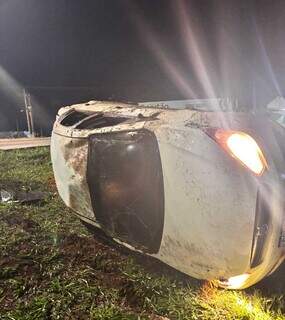 Carro carregado com maconha invade churrascaria durante fuga em Campo Grande Carro carregado com maconha invade churrascaria durante fuga em Campo Grande