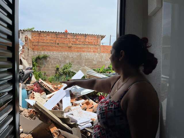 Telhas de galp&atilde;o se soltam e deixam rastro de destrui&ccedil;&atilde;o em duas casas
