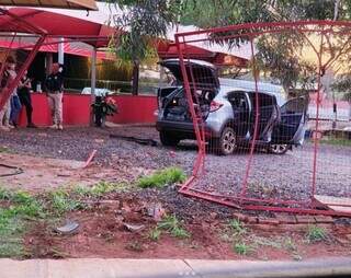 Carro carregado com maconha invade churrascaria durante fuga em Campo Grande Carro carregado com maconha invade churrascaria durante fuga em Campo Grande