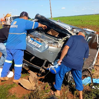 Colis&atilde;o entre carro e carreta na MS-276 deixa m&eacute;dica e auxiliar feridas