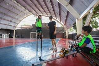 Ciro dá aula circense em escola com direito a futebol de perna de pau Ciro dá aula circense em escola com direito a futebol de perna de pau