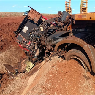 Colisão entre carro e carreta na MS-276 deixa médica e auxiliar feridas Colisão entre carro e carreta na MS-276 deixa médica e auxiliar feridas