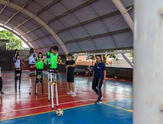 Ciro dá aula circense em escola com direito a futebol de perna de pau Ciro dá aula circense em escola com direito a futebol de perna de pau