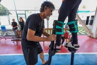 Ciro dá aula circense em escola com direito a futebol de perna de pau Ciro dá aula circense em escola com direito a futebol de perna de pau