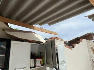 Telhas de galpão se soltam e deixam rastro de destruição em duas casas Telhas de galpão se soltam e deixam rastro de destruição em duas casas