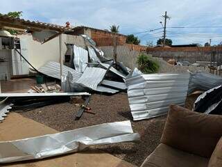 Telhas de galpão se soltam e deixam rastro de destruição em duas casas Telhas de galpão se soltam e deixam rastro de destruição em duas casas
