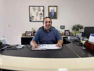 Justiça condena ex-prefeito de Corumbá por nepotismo e mantém bloqueio de bens Justiça condena ex-prefeito de Corumbá por nepotismo e mantém bloqueio de bens