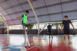 Ciro dá aula circense em escola com direito a futebol de perna de pau Ciro dá aula circense em escola com direito a futebol de perna de pau