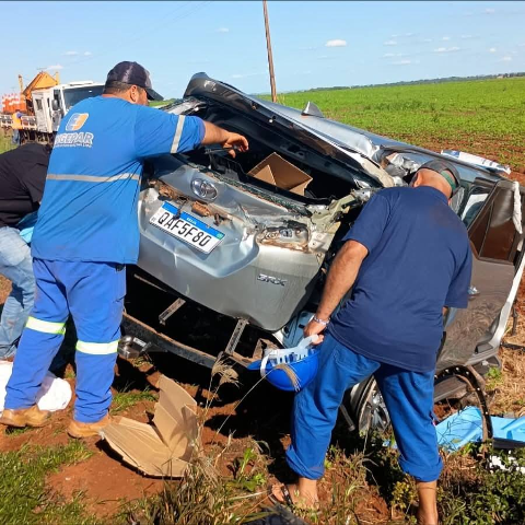 Colis&atilde;o entre carro e carreta na MS-276 deixa m&eacute;dica e auxiliar feridas