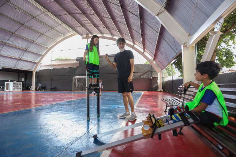 Ciro dá aula circense em escola com direito a futebol de perna de pau