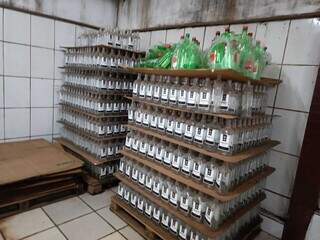 Fábrica usava garrafas recicladas para falsificar vodka e vinho, diz polícia Fábrica usava garrafas recicladas para falsificar vodka e vinho, diz polícia