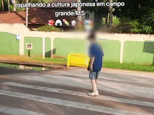 Jovens acham que aqui &eacute; Jap&atilde;o e arriscam vida com arigat&ocirc; no tr&acirc;nsito