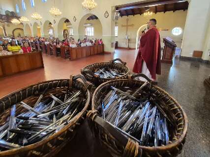 Mais de mil canetas s&atilde;o aben&ccedil;oadas em celebra&ccedil;&atilde;o para estudantes do Enem