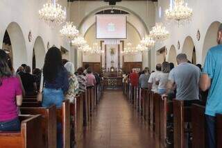 Mais de mil canetas s&atilde;o aben&ccedil;oadas em celebra&ccedil;&atilde;o para estudantes do Enem