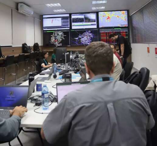 Concession&aacute;ria mobiliza 700 equipes para dar conta de problemas de energia 