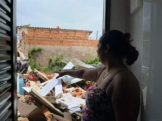 Telhas de galpão se soltam e deixam rastro de destruição em duas casas Telhas de galpão se soltam e deixam rastro de destruição em duas casas