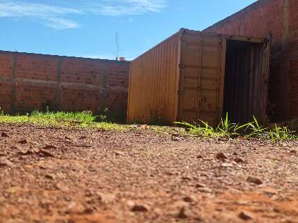 Pol&iacute;cia encontra cont&ecirc;iner lotado de cigarros contrabandeados