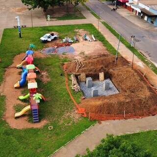 Instalação de antena de internet "acaba" com praça e revolta moradores Instalação de antena de internet "acaba" com praça e revolta moradores