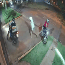 C&acirc;mera flagra motoentregador fugindo de assalto com quatro criminosos