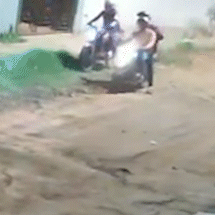 Mulher tem moto roubada por dupla armada enquanto voltava para casa