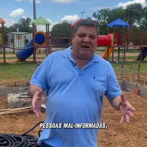 Prefeito ataca população e leva “bola nas costas” de operadora