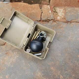 Polícia apreende granada e 400 kg de maconha em entreposto na fronteira Polícia apreende granada e 400 kg de maconha em entreposto na fronteira