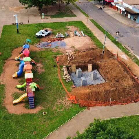 Instala&ccedil;&atilde;o de antena de internet &quot;acaba&quot; com pra&ccedil;a e revolta moradores