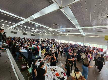 Bazar com pe&ccedil;as de grife atrai multid&atilde;o e vira cen&aacute;rio de guerra