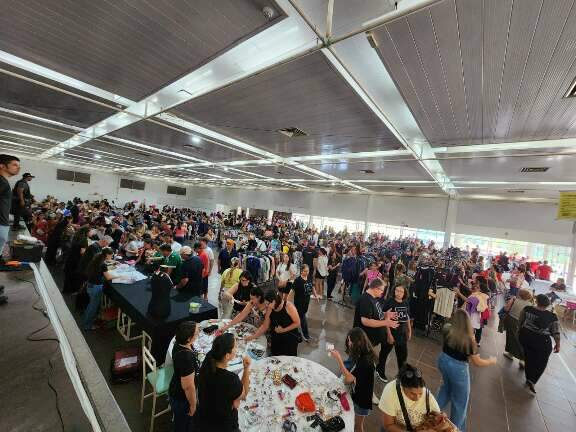 Bazar com peças de grife atrai multidão e vira campo de batalha fashion